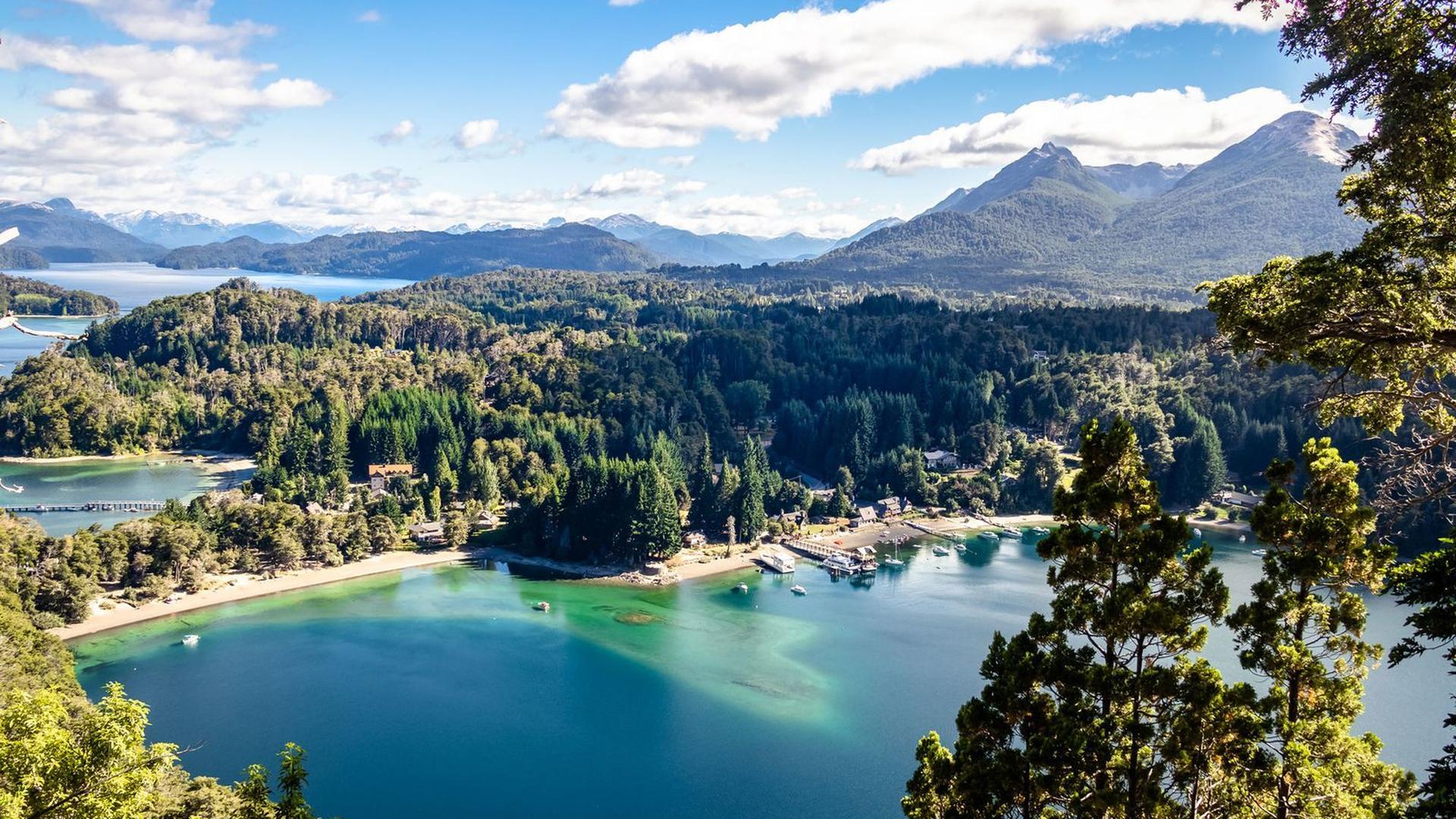 Vista aérea de Villa La Angostura y el lago Nahuel Huapi